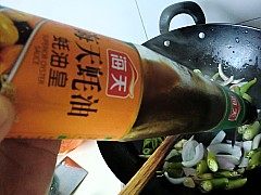 杭椒牛柳,再加入蚝油，糖，料酒继续翻炒。