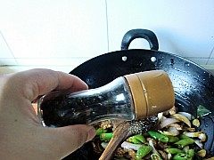 杭椒牛柳,加入现磨的黑胡椒碎翻炒，淋入香油。