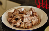 猪软骨焖黄豆,猪软骨切块，飞水，洗净沥干
