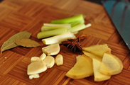 猪软骨焖黄豆,姜切片，蒜拍扁，葱切段备用