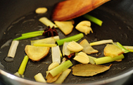 猪软骨焖黄豆,锅里放油，下姜葱蒜，八角香叶稍微煸炒出香气