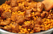 猪软骨焖黄豆,揭开锅盖用大火稍微收汁，尝尝味道，若有需要可进行最后调整，然后装盘撒一点点葱就好了。