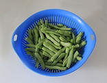 干煸四季豆,四季豆洗净去除老筋，掰成约5cm长的段。