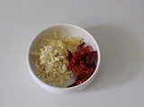 干煸四季豆,大蒜、姜片切末，干辣椒去籽切段。
