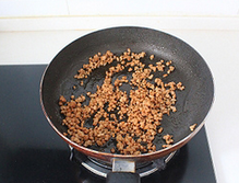 干煸四季豆,将处理好的四季豆盛出备用，利用锅底的余油下切好的肉末快速滑散，煸炒至肉末变色。