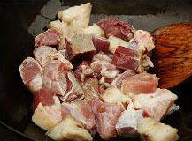 干菜焖肉,加入其余的瘦肉块一同煸炒。