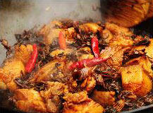 干菜焖肉,加入红辣椒，煮至收汁，最后撒点鸡精进去。