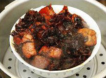 干菜焖肉,将干菜肉盛入碗中，放高压锅蒸20分钟。
