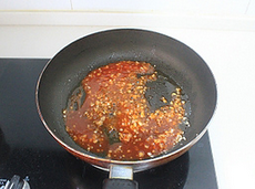 糖醋莲藕丸子,平底锅内放一点花生油，油热后下蒜末炒出香味，然后下番茄酱炒制颜色红亮。