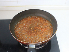 糖醋莲藕丸子,调入1/2的糖醋汁，煮至汤汁浓稠。