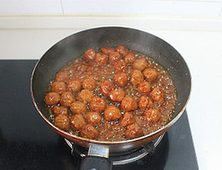 糖醋莲藕丸子,下炸好的莲藕丸子翻炒至丸子均匀的裹上酱汁。