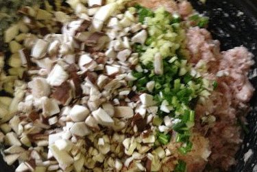 香菇猪肉灌汤蒸饺,加葱姜末和香菇末混合；