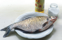孔雀开屏鱼,鱼身上均匀的抹上料酒和盐，撒少许胡椒粉，腌15分钟备用。
