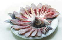 孔雀开屏鱼,将切好的鱼顺一个方向摆在盘中，鱼头摆在中间。