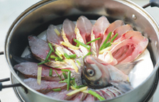 孔雀开屏鱼,撒上葱姜丝，蒸锅里水开后将鱼放入锅中，蒸6分钟后关火，不要揭锅盖，继续利用锅的余温焖3分钟。