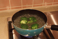 土豆泥蔬菜饭团,水烧开，<a style='color:red;display:inline-block;' href='/shicai/ 119'>西兰花</a>放入焯几分钟，锅里加点盐和油使蔬菜更绿，焯好后沥干。