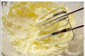 可可曲奇,电动打蛋器将黄油打发至膨松状态。