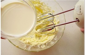 可可曲奇,少量多次加入淡奶油，用电动打蛋器继续打发。