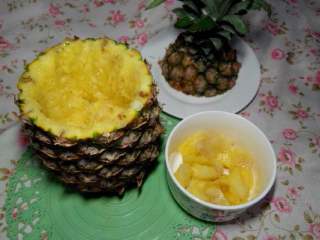 菠萝八宝饭,菠萝去蒂，掏出内瓤切丁，菠萝切片后在淡盐水中浸泡十分钟。