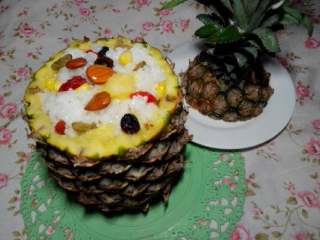 菠萝八宝饭,放入菠萝壳中并填满。