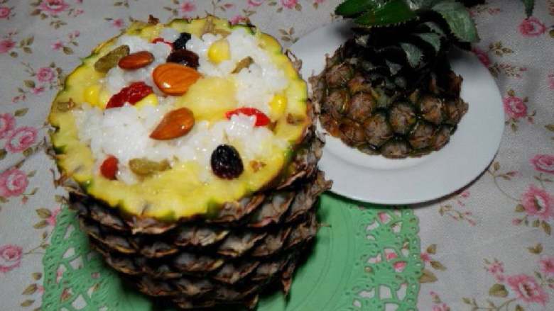 菠萝八宝饭,放入菠萝壳中并填满。