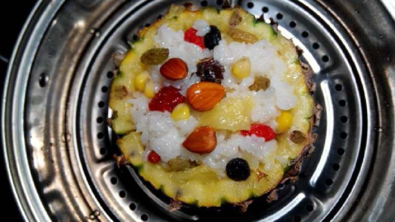 菠萝八宝饭,放锅内，盖盖蒸10分钟即可。
