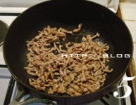 仔姜炒肉丝,炒锅烧热，放入3汤匙（30ml）油，放入肉丝炒变色。