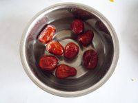 红枣南瓜汤,红枣清洗干净，如果红枣太干，可以提前泡一会。