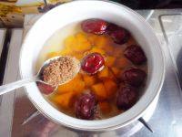红枣南瓜汤,炖煮至南瓜绵软，根据自己口味加入红糖即可。