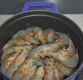 黑椒干锅虾,把腌好的沼虾排入锅中，同时把碗里腌制时的腌汁也一并倒入锅中，盖上盖子，开中大火煮开，转小火焖煮10分钟左右。