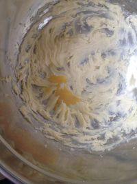 玻璃糖饼干,分次加入打散的蛋液，每一次都需要搅打到黄油和鸡蛋液彻底融合再加下一次；