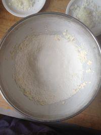 玻璃糖饼干,面粉和盐混合后过筛到盆里；