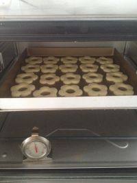 玻璃糖饼干,将烤盘送进预热170度的烤箱内，中层，上下火，170度先烤10分钟；
