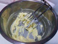 蛋黄椰蓉酥,用打蛋头手动搅匀，以免开动之后飞溅出来