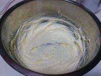 蛋黄椰蓉酥,开启电动打蛋器，将黄油打发至颜色变浅、体积膨大的状态