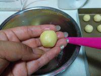 蛋黄椰蓉酥,取一小块面团用手搓成小球