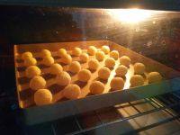 蛋黄椰蓉酥,将做好的饼干球摆放入烤盘，送入预热好的烤箱，170度约25分钟