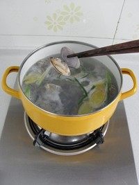 花蛤冬瓜汤,继续大火煮，将煮至开口的花蛤拣出待用
