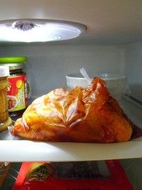 蒜香烤翅,将装有鸡翅的保鲜袋放入冰箱冷藏4个小时以上。