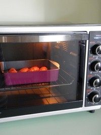 蒜香烤翅,腌渍好的鸡翅放入烤盘，烤箱预热后放入烤箱，上下火200°烤15分钟后将鸡翅翻面后再烤15分钟就可以了。