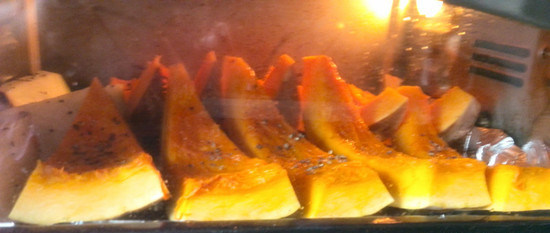 烤南瓜浓汤,烤箱预热200度，入烤箱烤30-40分钟