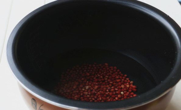 蒸汽球釜丸子红豆汤,红豆浸泡一夜，放入苏泊尔球釜锅中，加入水