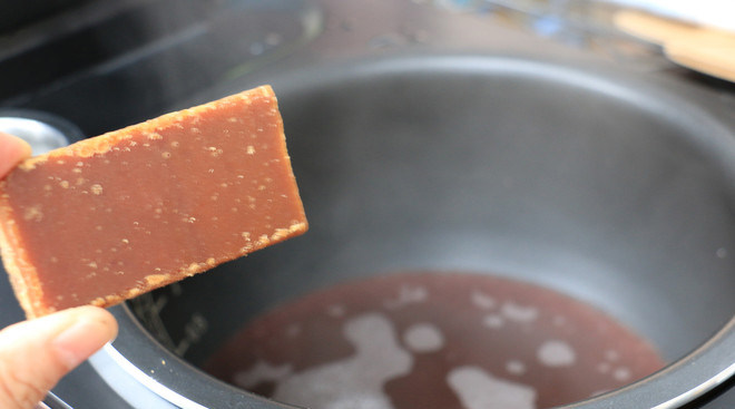 蒸汽球釜丸子红豆汤,加入适量红片糖，煮至糖融化