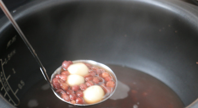 蒸汽球釜丸子红豆汤,倒入丸子，煮至丸子浮起
