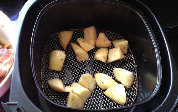 广东叉烧仔排,空气炸锅180度预热3分钟，先放入土豆