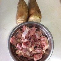 冬笋土鸡汤,鸡是亲戚养了10个月以上的土鸡，最重也是2斤半左右，我留了鸡腿鸡翅腌了烤。其余的来炖鸡汤。