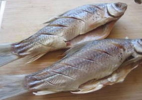 豆豉鲮鱼,鲮鱼放在洗菜蓝里在阴凉处吹干，约一天的时间，到鱼肉微微紧实。