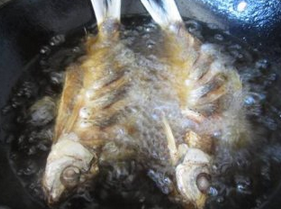 豆豉鲮鱼,炸锅里油烧热，将鲮鱼炸透到两面金黄，捞起沥油。