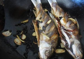 豆豉鲮鱼,放入炸好的鲮鱼，烧到收汁，起锅撒葱花。