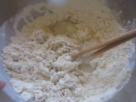 四喜烤麸,烤麸的制作：
面筋粉加上酵母，混合均匀，慢慢加水用筷子搅成团（非常容易成团）